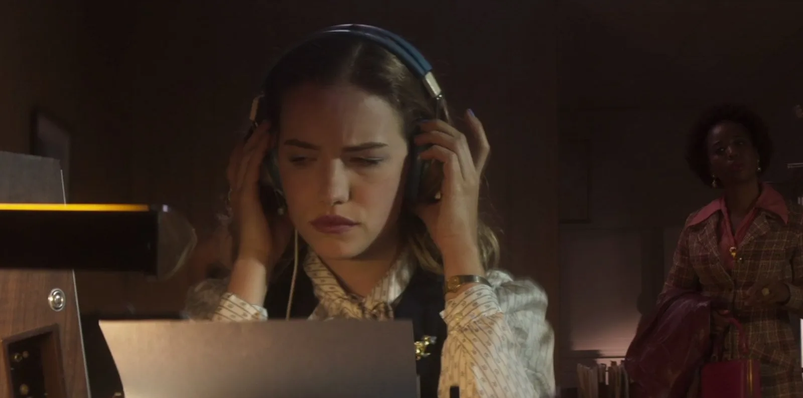 Still of Willa Fitzgerald and Marija Juliette Abney in 18 1/2