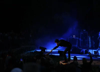 David Shaw of The Revivalists gives a fist bump to a fan in SLC. (Photo: LmSorenson.net)