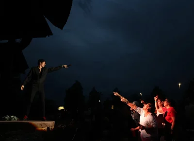 David Shaw raising the mic to the fans at the Red Butte Amphitheatre. (Photo: LmSorenson.net)