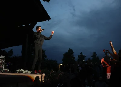 David Shaw comes down to the foot path at the Red Butte Amphitheatre and face to face with the fans. (Photo: LmSorenson.net)