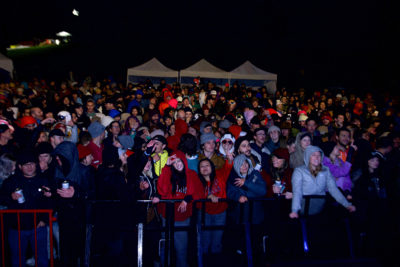 The crowd awaiting Chet Porter. (Photo: Jovvany Villalobos)