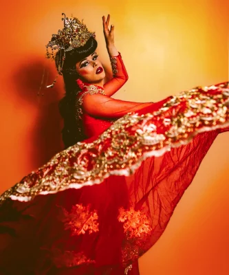 With a background studying musical theatre at the University of Utah, Hoe Shi Minh’s performances often feature backup dancers and extravagant dance routines.