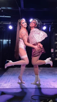 The Cabin Queens pose together onstage. Photo courtesy of @thecabinqueens