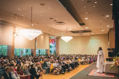 For a few minutes, a large crowd of all ages and backgrounds was united in a peaceful exploration of the spirit. Photo courtesy of The Art of Living Foundation.