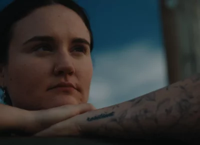 Jenna Murray rests her chin on top of her arm.