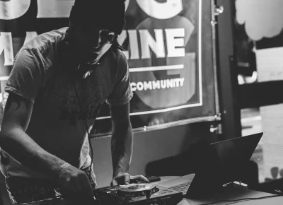 Armacat keeping the crowd on their toes. Photo: Alanna Lowry.