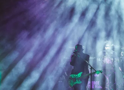 Dramatic lighting works surprisingly well with pop-punk!