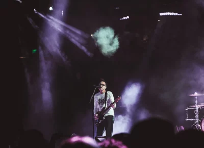 Mark Hoppus takes center stage under the lights.