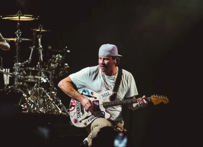 Tom DeLonge still has that '00s look nailed down.