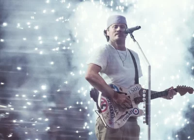 Tom DeLonge seems comfortable in the spotlight.