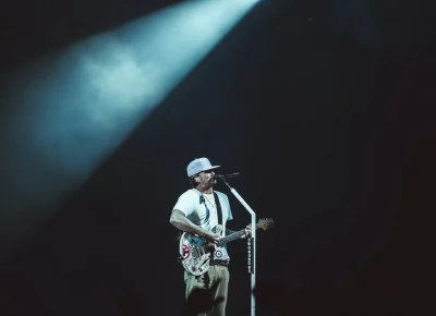 Does the direction of Tom DeLonge's hat match the vibe of the song?