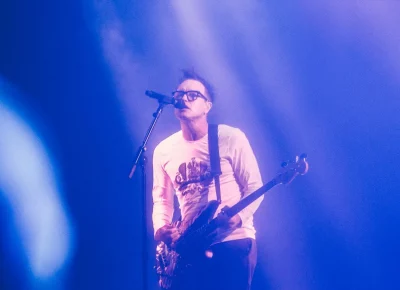 Mark Hoppus takes advantage of the mood lighting.