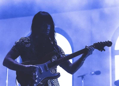 Mark Speer captivates the audience with his playing.