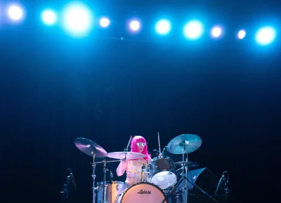Tobi Vail not only kills it on the drums, she kills it in the wig department too.