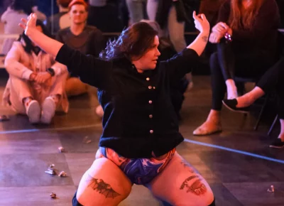 Jess Juice gives a sexy and playful floor work show.