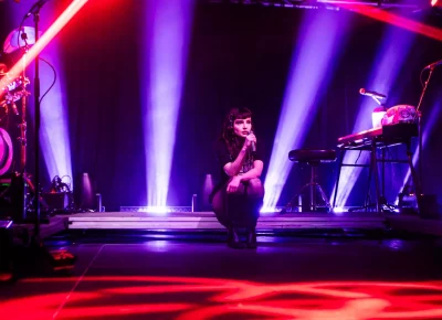 The lights highlight different moods in Lauren Mayberry's performance. Photo: Derek Brad.