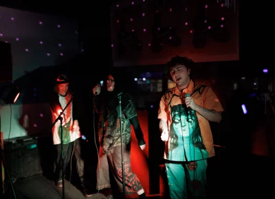 Hyperpop or hyper-bop? Orange Soda continues the night with a banger.