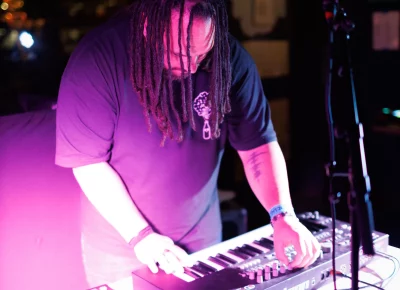 Danté Leraé slowed down the vibe with a smoother instrumental and clean keyboard riffs.