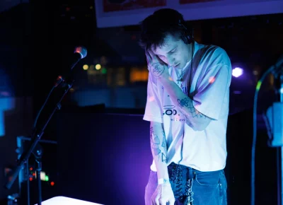 Knwday's DJ set was high-energy.