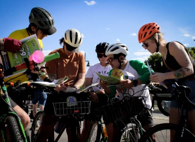 Working together gets the job done faster. Photo: India Mendoza.