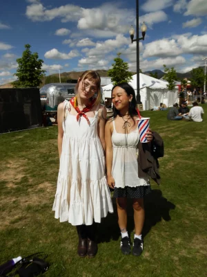 From L-R: Carlie Breeze, 23 (@carlieo.0) and Savannah Nguyen, 22 (@savyeng).